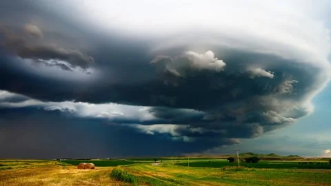 Dramatic supercell thunderstorm cloud formation over agricultural plains. Stock-Footage 341068526