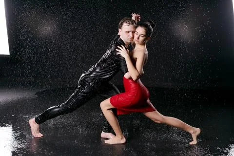 Dramatic Tango Lunge Pose with Couple Dancing in Rain Stock Photos