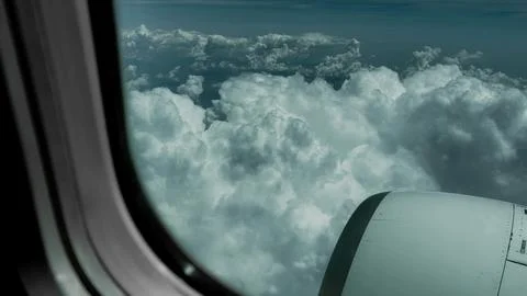 Dramatic Thick Clouds and Airplane Engine View from Cabin Window Fotos Stock
