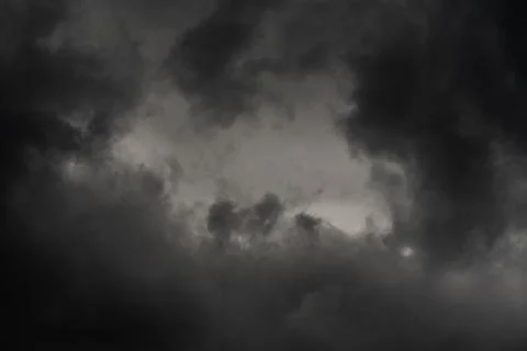 Dramatic thundercloud in dusk sky, rainy and overcast weather. Natural Foto stock