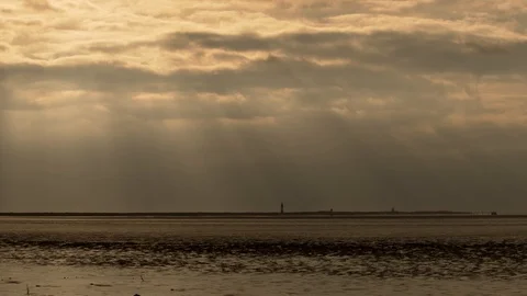 Dramatic time lapse of cloud and light over estuary. 스톡 동영상 120361560