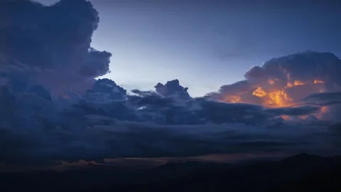 Dramatic time lapse of dark storm clouds moving over mountain silhouette. Vídeo Stock 335829841