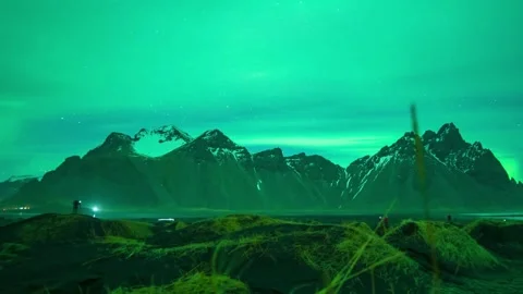 Dramatic Time-Lapse of Polar Lights Painting the Night Sky Over Lofoten Islands. Vídeos de archivo 334659059