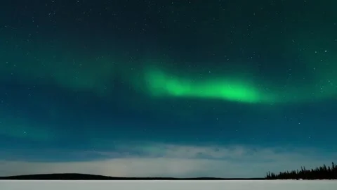 Dramatic Time-Lapse of Polar Lights Painting the Night Sky Over Lofoten Islands. 動画素材 334659064