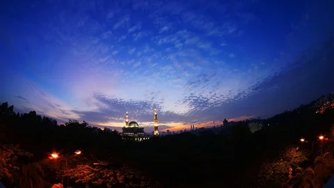 Dramatic Time lapse of sunset and scattered clouds at a mosque in Kuala Lumpur. Stock Footage 88162429