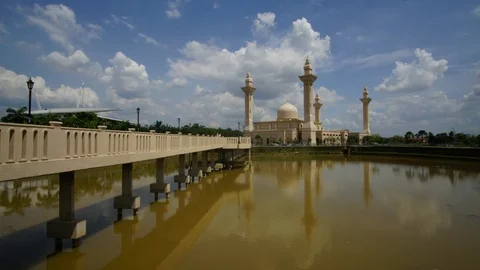 Dramatic Time lapse of sunset and scattered clouds at a mosque in Shah Alam. Stock Footage 88162565