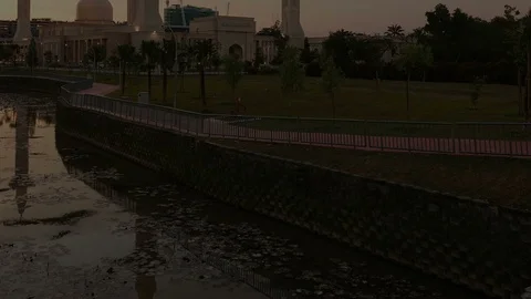 Dramatic Time lapse of sunset and scattered clouds at a mosque in Shah Alam. Stock Footage 88171637