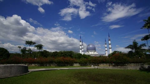 Dramatic Time lapse of sunset and scattered clouds at a mosque in Shah Alam, Mal Stock Footage 88207303