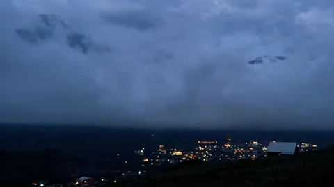 Dramatic timelapse of cloud moving above Kazbegi village in Caucasus Mountains Video stock 265127808