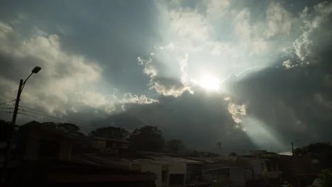 Dramatic Timelapse Clouds Moving Sunbeams Crepuscular Rays San Jose Costa Rica Vidéo 335550528
