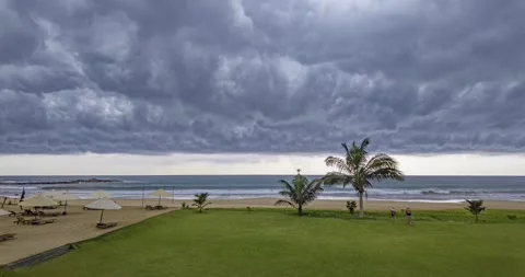 Dramatic timelapse of fast moving thunderstorm clouds sweeping across a tro.. 스톡 동영상 308404349