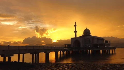 Dramatic timelapse of a mosque at the Penang Port in Penang, Malaysia Video stock 125610894