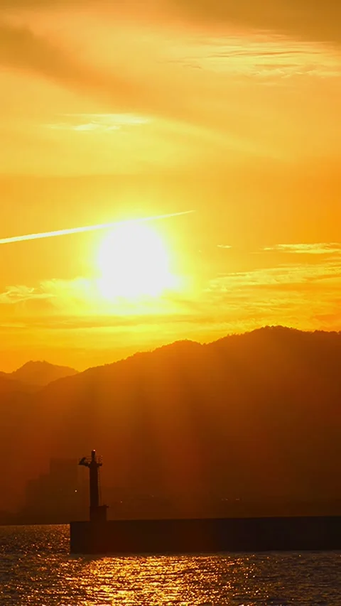 Dramatic timelapse sunset with an airplane cloud and a lighthouse in Japan,01 스톡 동영상 347597107