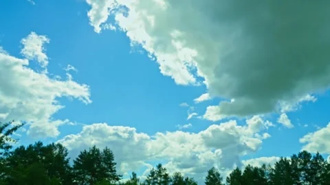 Dramatic timelapse of thunderclouds rolling across a blue sky 스톡 동영상 314986725