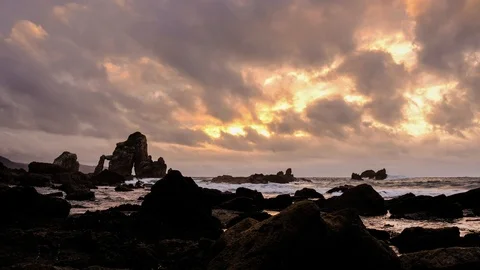 Dramatic timelapse video of stormy weather at rocky coast near San Juan de Ga Video stock 108095880