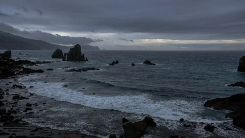 Dramatic timelapse video of stormy weather at rocky coast near San Juan de Ga Video stock 108095968