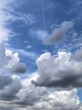 Dramatic Towering Clouds Beneath Bright Blue Sky Foto stock