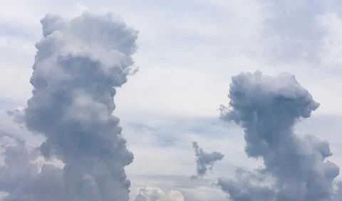 Dramatic towering cumulonimbus clouds against a hazy sky Foto stock