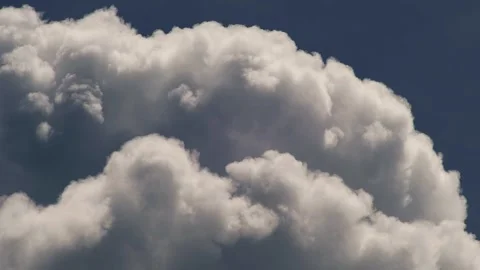 Dramatic Towering Cumulus Clouds in Deep Blue Sky 스톡 동영상 335509496