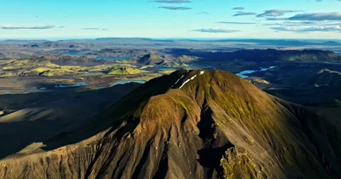 A dramatic trailer-style aerial over Iceland’s volcanic peak, revealing ripped Vídeos de archivo 323437154