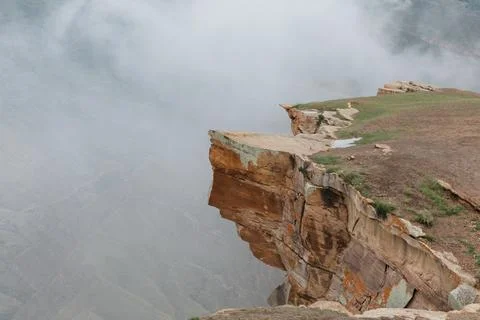 Dramatic Troll Tongue cliff viewpoint above clouds in Dagestan mountain Foto stock