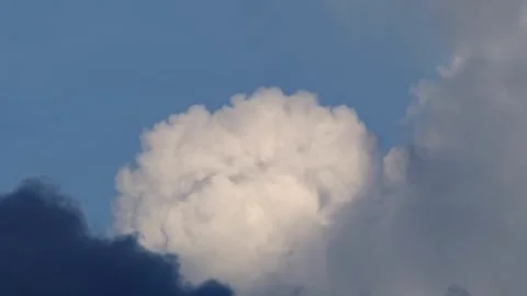 Dramatic Tropical Cloudscape with Bright Cumulus Between Storm Clouds Видео 336713330