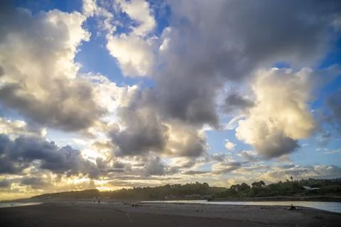 Dramatic Tropical Sunset Beneath Towering Coastal Clouds Foto stock