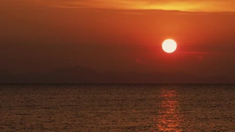 Dramatic tropical sunset over remote island. Koh Samui. Thailand. Stockbeeldmateriaal 332886436