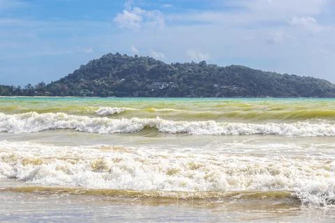 Dramatic turquoise ocean waves beneath cloudy tropical paradise skies Thailan Stock-Fotos