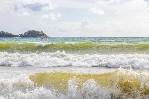 Dramatic turquoise ocean waves beneath cloudy tropical paradise skies Thailan Stock-Fotos