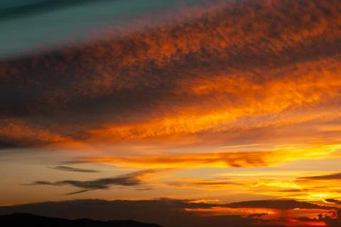 Dramatic Vibrant Sunset Sky With Clouds Foto stock