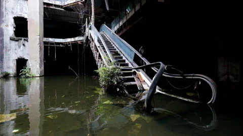 Dramatic video of damaged escalators in abandoned shopping mall Видео 50351736