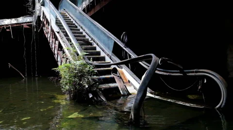 Dramatic video of damaged escalators in abandoned shopping mall Видео 50351739