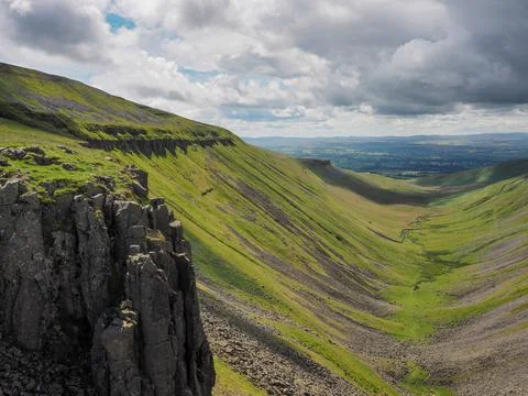 Dramatic view from High Cup Nick of chasm, Eden Valley, North Pennines, Cumbria Foto stock