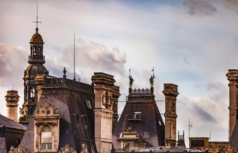 Dramatic view of Hotel de Ville rooftop in Paris Stockfoto's
