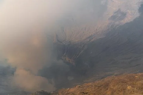 Dramatic view inside the crater and caldera of Mount Bromo (Gunung Bromo) an  스톡 사진