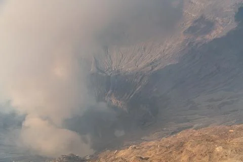 Dramatic view inside the crater and caldera of Mount Bromo (Gunung Bromo) an  스톡 사진