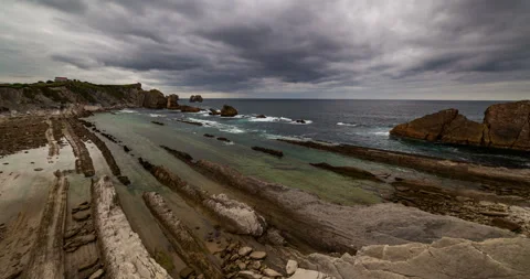 Dramatic view of Playa de la Arnia, Cantabria, Spain. Timelapse. 스톡 동영상 98659294