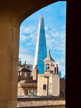 Dramatic view of The Shard rising above historic London rooftops, framed by a Fotos Stock