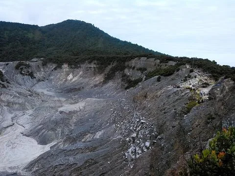 Dramatic View of Volcanic Crater and Mountain Ridge in Indonesia Foto stock