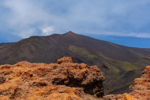 Dramatic volcanic landscape featuring rocky foreground and the dark slopes Foto stock