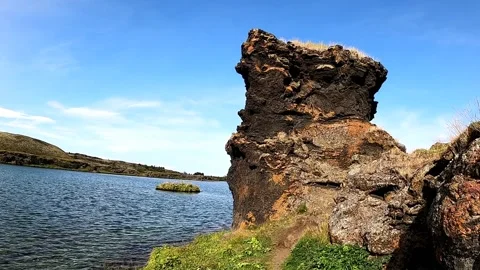 Dramatic volcanic lava pillar at Lake Myvatn shore, Iceland Vídeos de archivo 333450351