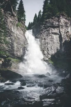 Dramatic Waterfall 库存照片