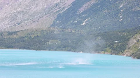 Dramatic Waterspout Over Turquoise Patagonian Lake Along W Trek in Chile Stockbeeldmateriaal 345137264