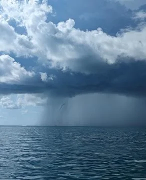 Dramatic Waterspout Under Stormy Clouds Over the Ocean with Intense Wind. Stock-Fotos