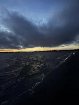 Dramatic Waves Beneath Brooding Sky Foto stock