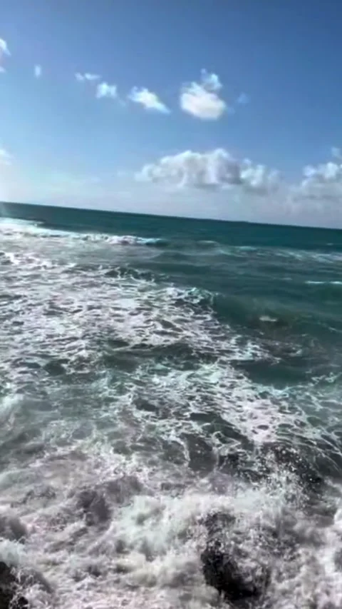 Dramatic Waves Crashing Against a Rocky Shoreline 库存影片 331947502