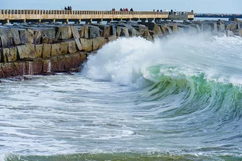 Dramatic Waves Crashing at Cabrillo Beach Pier in San Pedro, California 스톡 사진