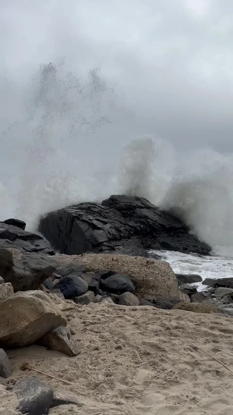 Dramatic waves hitting rocky coast in California ocean landscape Stock Footage 316599305
