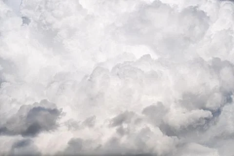 Dramatic white and grey storm clouds in sky. The overcast cloudy sky Foto stock